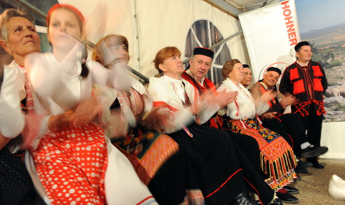 Zadar, 080111.
U Nadinu, selu pokraj Benkovca odrzana je danas
4. Cvitarijada pod nazivom Najbolji cvitarasi od Nina do Knina. Rijec je o natjecanju u kojem je sudjelovalo oko
30-ak samoukih sviraca etno skladbi na usnoj harmonici.
Foto: Andrija Lucic Zadar, 080111.
U Nadinu, selu pokraj Benkovca odrzana je danas
4. Cvitarijada pod nazivom Najbolji cvitarasi od Nina do Knina. Rijec je o natjecanju u kojem je sudjelovalo oko
30-ak samoukih sviraca etno skladbi na usnoj harmonici.
Foto: Andrija Lucic