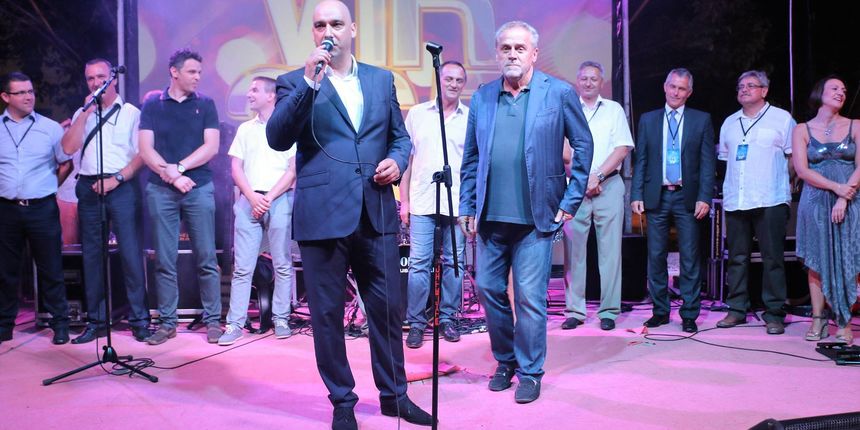 Kristijan Kapovi i uzvanici na Danu Općine Vir. Foto: Virski list