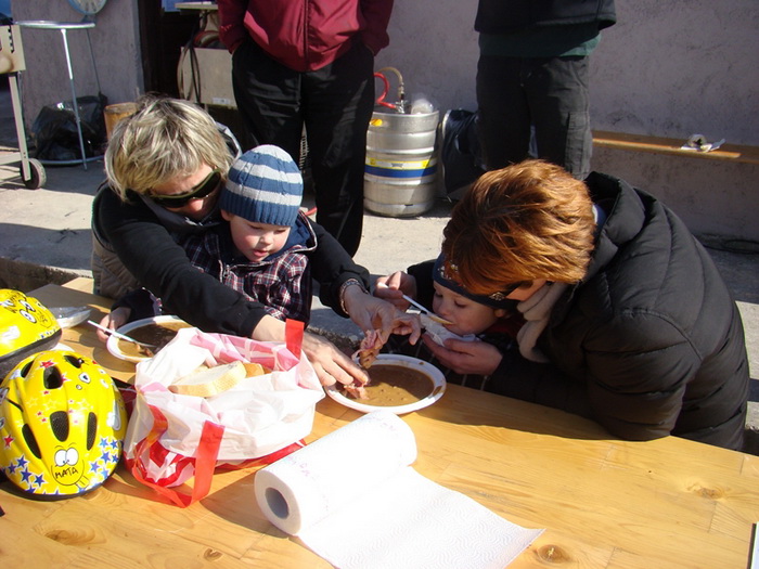 Druzenje uz surf i kite na plazi Makarska u Sukosanu Druzenje uz surf i kite na plazi Makarska u Sukosanu