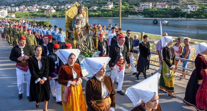 Blagdan Velike Gospe svečanom procesijom proslavljen u Pagu Blagdan Velike Gospe svečanom procesijom proslavljen u Pagu