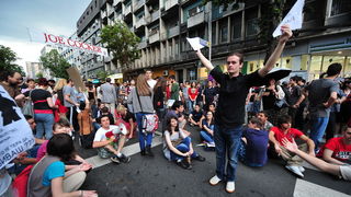 Skopje, 080611.
Veceras je u Skopju odrzan prosvjed protiv policijskog nasilja. Povod je ubojstvo 22-godisnjeg Martina Neshkovskog kojeg je u nedjelju navecer na trgu kada se slavila pobjeda nakon izbora, do smrti pretukao Igor Spasov, pripadnik makedons Skopje, 080611.
Veceras je u Skopju odrzan prosvjed protiv policijskog nasilja. Povod je ubojstvo 22-godisnjeg Martina Neshkovskog kojeg je u nedjelju navecer na trgu kada se slavila pobjeda nakon izbora, do smrti pretukao Igor Spasov, pripadnik makedons