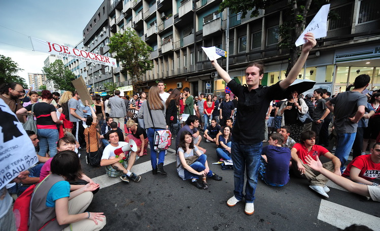 Skopje, 080611.
Veceras je u Skopju odrzan prosvjed protiv policijskog nasilja. Povod je ubojstvo 22-godisnjeg Martina Neshkovskog kojeg je u nedjelju navecer na trgu kada se slavila pobjeda nakon izbora, do smrti pretukao Igor Spasov, pripadnik makedons Skopje, 080611.
Veceras je u Skopju odrzan prosvjed protiv policijskog nasilja. Povod je ubojstvo 22-godisnjeg Martina Neshkovskog kojeg je u nedjelju navecer na trgu kada se slavila pobjeda nakon izbora, do smrti pretukao Igor Spasov, pripadnik makedons