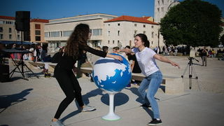 Glazbeno scenski nastup “Iskra ljubavi za mir” i grupna meditacija na Forumu