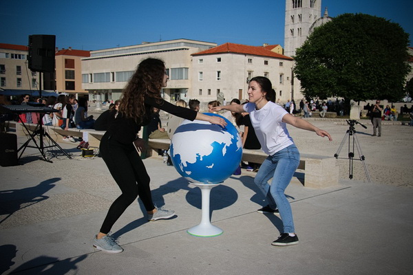Glazbeno scenski nastup “Iskra ljubavi za mir” i grupna meditacija na Forumu