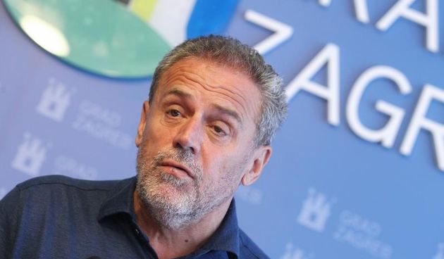 Gradonacelnik Milan Bandic sa suradnicima je odrzao konferenciju za medije o zagadjenosti vode na Jarunu. Istaknuo je da je na Jarunu po zadnjem mjerenju voda ispravna za kupanje te pozvao gradjane da se slobodno kupaju na Jarunu. Photo: Zeljko Lukunic/PI