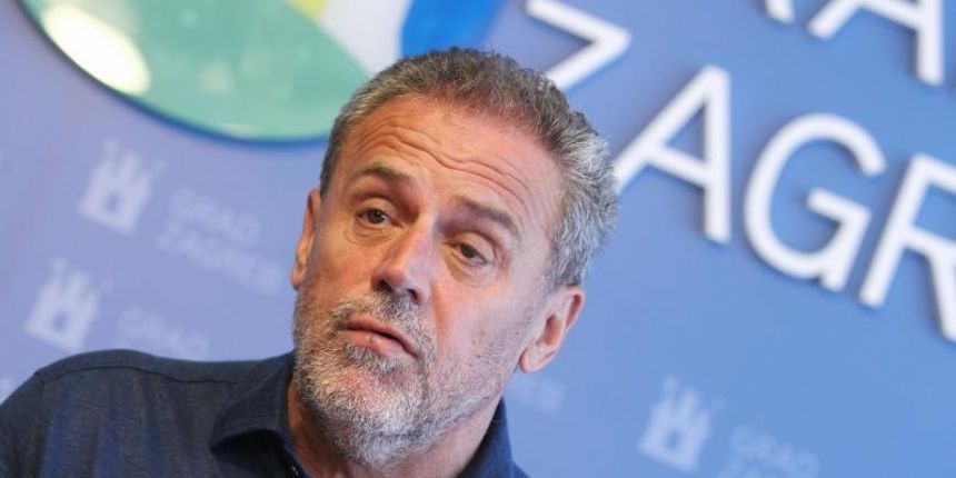 Gradonacelnik Milan Bandic sa suradnicima je odrzao konferenciju za medije o zagadjenosti vode na Jarunu. Istaknuo je da je na Jarunu po zadnjem mjerenju voda ispravna za kupanje te pozvao gradjane da se slobodno kupaju na Jarunu. Photo: Zeljko Lukunic/PI