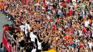 Skopje, 190911.
Unatoc jucerasnjem porazu u borbi za broncu, Makedonska kosarkarska reprezentacija je bila docekana na velicanstven nacin danas u Skoplju. Nekoliko desetak tisuca gradjana su na trgu Makedonija u Skoplju pozdravili makedonske heroje.
Foto Skopje, 190911.
Unatoc jucerasnjem porazu u borbi za broncu, Makedonska kosarkarska reprezentacija je bila docekana na velicanstven nacin danas u Skoplju. Nekoliko desetak tisuca gradjana su na trgu Makedonija u Skoplju pozdravili makedonske heroje.
Foto