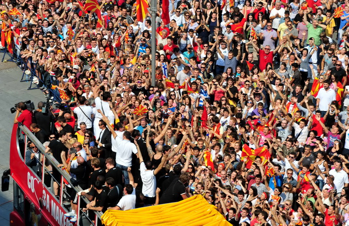 Skopje, 190911.
Unatoc jucerasnjem porazu u borbi za broncu, Makedonska kosarkarska reprezentacija je bila docekana na velicanstven nacin danas u Skoplju. Nekoliko desetak tisuca gradjana su na trgu Makedonija u Skoplju pozdravili makedonske heroje.
Foto Skopje, 190911.
Unatoc jucerasnjem porazu u borbi za broncu, Makedonska kosarkarska reprezentacija je bila docekana na velicanstven nacin danas u Skoplju. Nekoliko desetak tisuca gradjana su na trgu Makedonija u Skoplju pozdravili makedonske heroje.
Foto