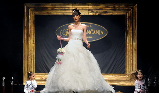 Zadar, 020313.Veceras je u sklopu festivala vjencanja koji se ovaj vikend odrzava u zadarskom klubu Arsenal odrzana modna revija vjencanica.Na fotografiji: detalj sa festivala i revije vjencanica.Foto: Luka Gerlanc / CROPIX