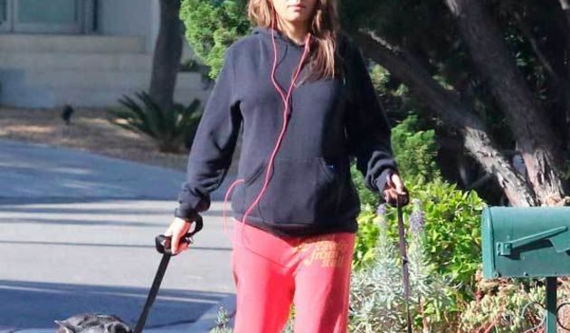 Mila Kunis – lijepa trudnica u šetnji s psima, foto: JLP