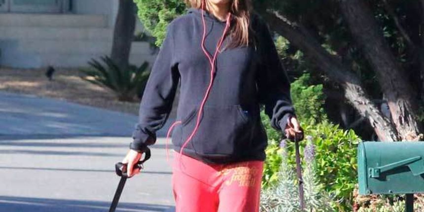 Mila Kunis – lijepa trudnica u šetnji s psima, foto: JLP Mila Kunis – lijepa trudnica u šetnji s psima, foto: JLP