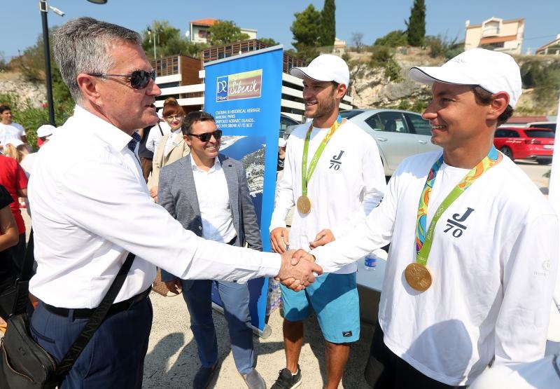 Zlatni olimpijci Fantela i Marenić družili se sa šibenskom djecom povodom dana jedrenja. Photo: Duško Jaramaz/PIXSELL Zlatni olimpijci Fantela i Marenić družili se sa šibenskom djecom povodom dana jedrenja. Photo: Duško Jaramaz/PIXSELL