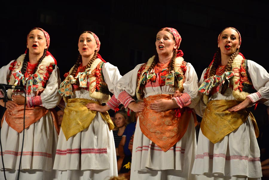 Nastup ansambla Lado ispred crkve sv. Marije ; foto Iva Perinčić Nastup ansambla Lado ispred crkve sv. Marije ; foto Iva Perinčić