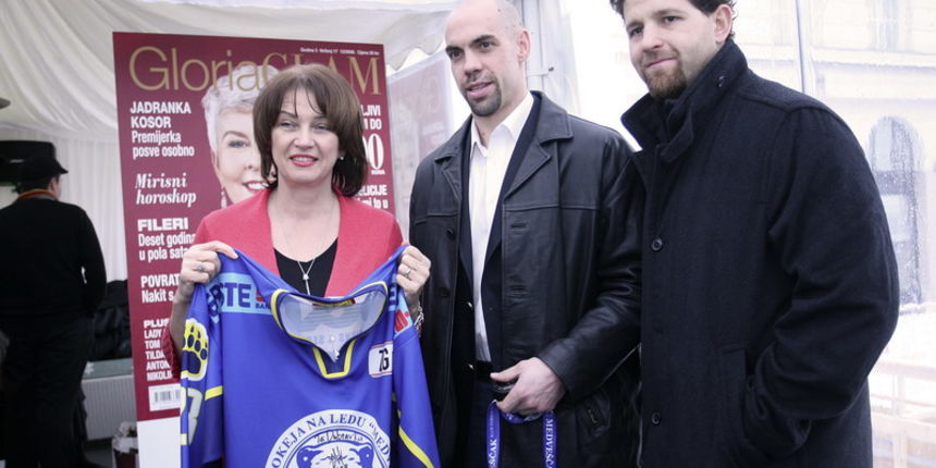 Na slici Dubravka Tomekovic Aralica, Alan Letang i Aaron Fox; Nice ice Gallery lounge bar, na terasi Oleander, hotela Esplanada. Promocija novog broja Glorije Glam. Foto: Sasa Midzor Sucic / CROPIX Na slici Dubravka Tomekovic Aralica, Alan Letang i Aaron Fox; Nice ice Gallery lounge bar, na terasi Oleander, hotela Esplanada. Promocija novog broja Glorije Glam. Foto: Sasa Midzor Sucic / CROPIX