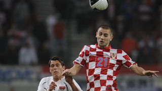 Klagenfurt, 190510.
Prijateljska nogometna utakmica na stadionu Hypo Group Arena izmedju reprezentacija Austrije i Hrvatske.
Na slici: Mladen Petric u skoku za loptom.
Foto: Drago Sopta / CROPIX
