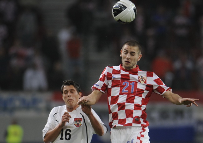 Klagenfurt, 190510.
Prijateljska nogometna utakmica na stadionu Hypo Group Arena izmedju reprezentacija Austrije i Hrvatske.
Na slici: Mladen Petric u skoku za loptom.
Foto: Drago Sopta / CROPIX