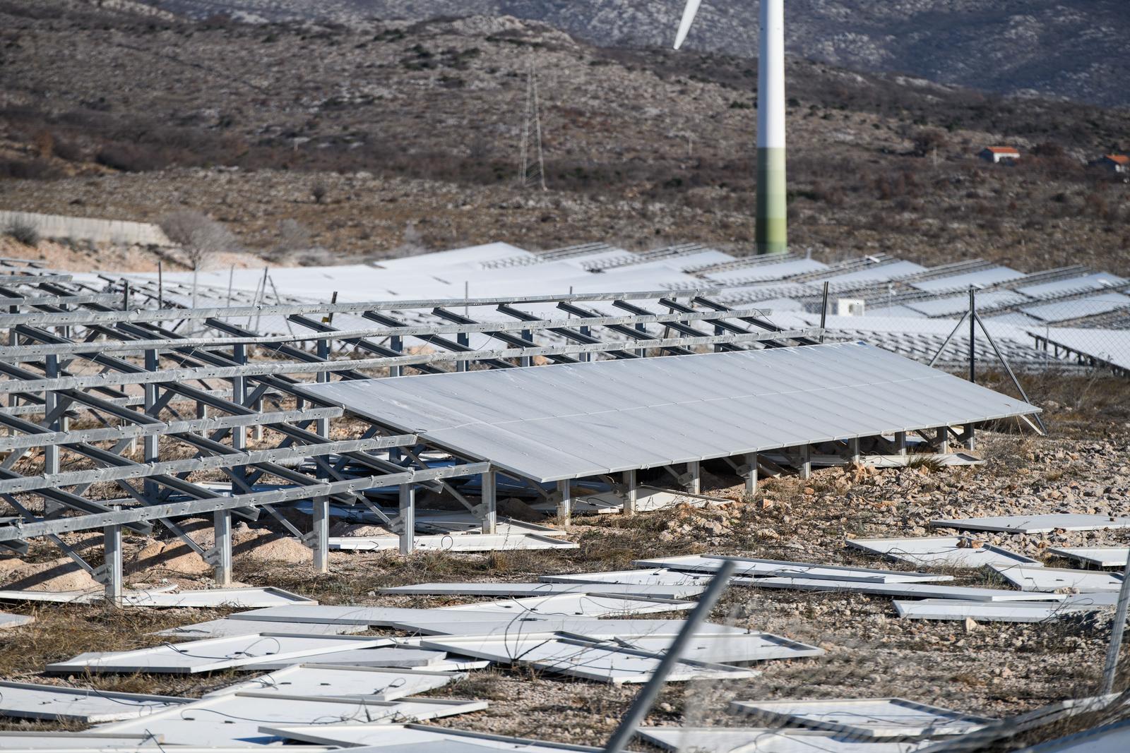 U Zatonu Obrovačkom bura uništila jednu od najvećih solarnih elektrana u Hrvatskoj U Zatonu Obrovačkom bura uništila jednu od najvećih solarnih elektrana u Hrvatskoj