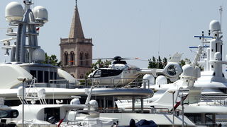 Zadar, 120711.
Megajahta Anna ruskog milijardera Dmitrija Ribolovljeva u Tankerkomercovoj marini mami uzdahe. Jahta ima heliodrom te jedan helikopter. Sagradjena je 2007. godine, odise luksuzom, a vrijedi cak 65 milijuna eura. Vlasnik Ribolovljev je medju