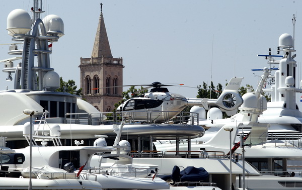Zadar, 120711.
Megajahta Anna ruskog milijardera Dmitrija Ribolovljeva u Tankerkomercovoj marini mami uzdahe. Jahta ima heliodrom te jedan helikopter. Sagradjena je 2007. godine, odise luksuzom, a vrijedi cak 65 milijuna eura. Vlasnik Ribolovljev je medju