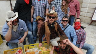 Zadar, 270413
Jos jedan predizborni performans Enia Mestrovica. Ovaj put je na Narodnom trgu glasove “kupovao” porcijama svinjetine.
Na fotografiji: detalj s dogadjaja.
Foto: Luka Gerlanc / CROPIX Zadar, 270413
Jos jedan predizborni performans Enia Mestrovica. Ovaj put je na Narodnom trgu glasove “kupovao” porcijama svinjetine.
Na fotografiji: detalj s dogadjaja.
Foto: Luka Gerlanc / CROPIX