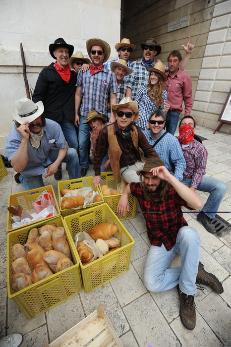 Zadar, 270413
Jos jedan predizborni performans Enia Mestrovica. Ovaj put je na Narodnom trgu glasove “kupovao” porcijama svinjetine.
Na fotografiji: detalj s dogadjaja.
Foto: Luka Gerlanc / CROPIX Zadar, 270413
Jos jedan predizborni performans Enia Mestrovica. Ovaj put je na Narodnom trgu glasove “kupovao” porcijama svinjetine.
Na fotografiji: detalj s dogadjaja.
Foto: Luka Gerlanc / CROPIX