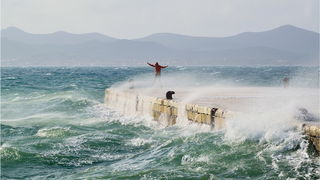 Spektakularna igra valova na zadarskoj rivi 5. studenog 2014.  Foto: Marin Pitton