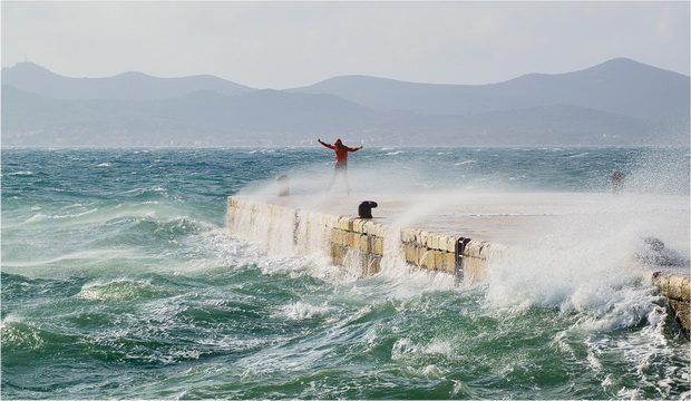 Spektakularna igra valova na zadarskoj rivi 5. studenog 2014.  Foto: Marin Pitton