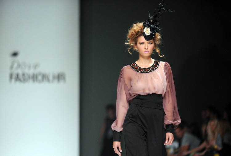 Zagreb, 290911.
Velesajam, paviljon 5.
Modne revije i poznati na Dove Fashion.hr proljece ljeto 2012. Prvi dan su izlagali kreatori Ivica Skoko, Martina Felja, AMDS by ALDUK i IK STUDIO.
Na slici: kreacije Ivica Skoko.
Foto: Srdjan Vrancic / CROPIX Zagreb, 290911.
Velesajam, paviljon 5.
Modne revije i poznati na Dove Fashion.hr proljece ljeto 2012. Prvi dan su izlagali kreatori Ivica Skoko, Martina Felja, AMDS by ALDUK i IK STUDIO.
Na slici: kreacije Ivica Skoko.
Foto: Srdjan Vrancic / CROPIX