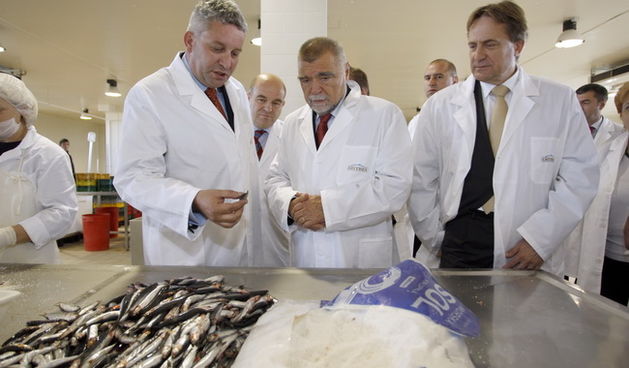 Stankovci, 311009.
Predsjednik RH Stipe Mesic u posjetu tvornici za preradu ribe Ostrea u Poslovnoj zoni Stankovci. 
Na fotografiji: Neven Badurina, vlasnik Ostree, predsjednik Stipe Mesic i ministar Bozidar Kalmeta.
Foto: Jure Miskovic / CROPIX