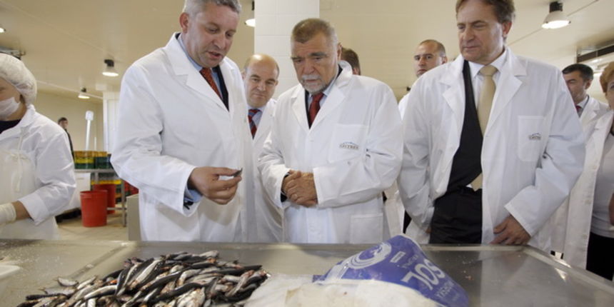 Stankovci, 311009.
Predsjednik RH Stipe Mesic u posjetu tvornici za preradu ribe Ostrea u Poslovnoj zoni Stankovci. 
Na fotografiji: Neven Badurina, vlasnik Ostree, predsjednik Stipe Mesic i ministar Bozidar Kalmeta.
Foto: Jure Miskovic / CROPIX