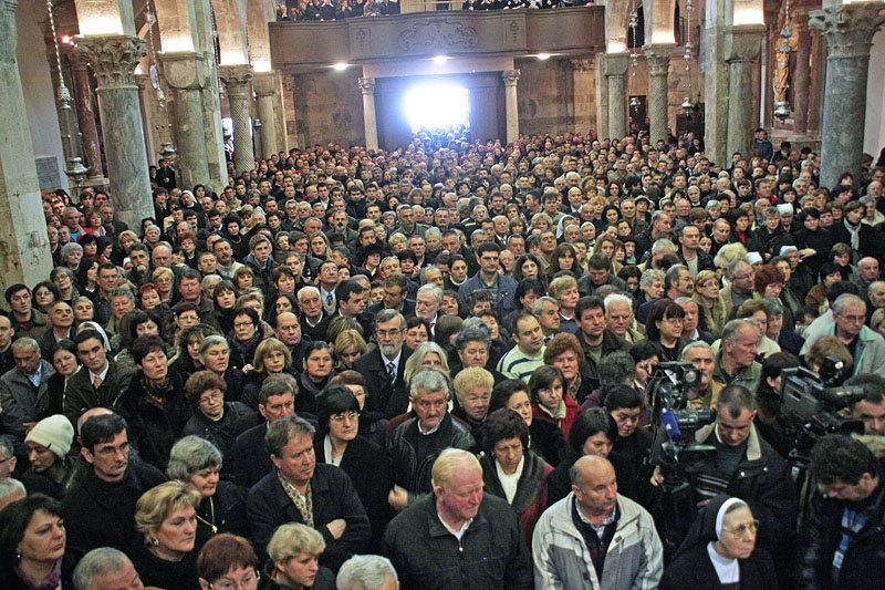 Posljednji ispraćaj nadbiskupa Ivana Prenđe (foto: Marin Gospić)
