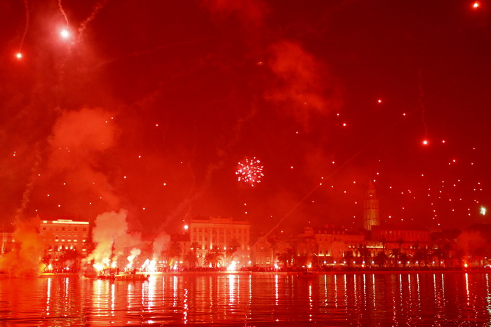 Split, 120211.
Povodom 100-tog rodjendana Hajduka Torcida je organizirala bakljadu duz obale Dalmacije.
Foto: Ante Cizmic / CROPIX Split, 120211.
Povodom 100-tog rodjendana Hajduka Torcida je organizirala bakljadu duz obale Dalmacije.
Foto: Ante Cizmic / CROPIX