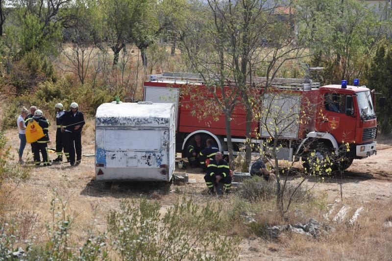 Pristeg: Veliki požar nošen burom približava se kućama, čuju se i detonacije mina