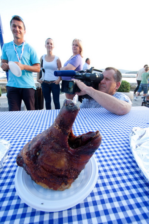 Biograd: 6. Dugi svehrvatski eno-eko-gastro-etno stol, Foto: Franjo Jurić Biograd: 6. Dugi svehrvatski eno-eko-gastro-etno stol, Foto: Franjo Jurić