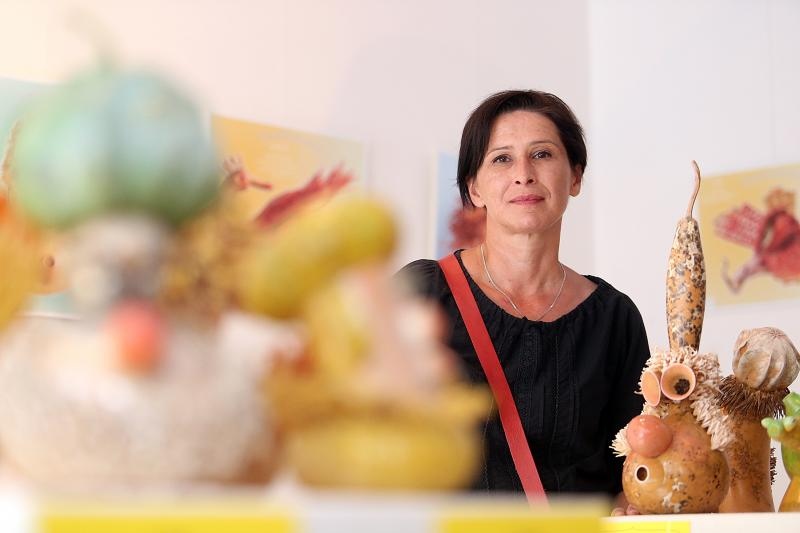 Otvorenje izlozbe Pumpkintown kojom je najavljena 11. Bucijade. Akademska slikarica Ivana Ozetski, prikupljajuci suhe buce najrazlicitijih oblika, stvorila je razne likove – puzeve, zmajeve, ribe, vrapce, labudove, ali i kuhare, fiskale, kraljeve, kraljic Otvorenje izlozbe Pumpkintown kojom je najavljena 11. Bucijade. Akademska slikarica Ivana Ozetski, prikupljajuci suhe buce najrazlicitijih oblika, stvorila je razne likove – puzeve, zmajeve, ribe, vrapce, labudove, ali i kuhare, fiskale, kraljeve, kraljic