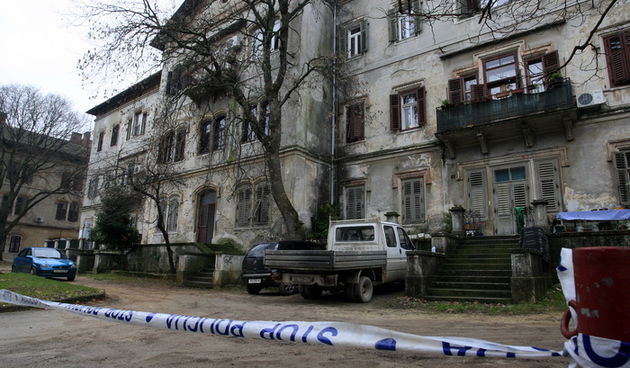Pula, 211210. Pucnjava u Rizzijevoj 3. Jedna je osoba ozlijedjena u pucnjavi vatrenim oruzjem koja se dogodila u zgradi pokraj Mornarickog parka u Puli. Foto: Goran Sebelic / CROPIX