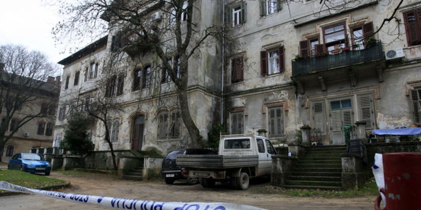 Pula, 211210. Pucnjava u Rizzijevoj 3. Jedna je osoba ozlijedjena u pucnjavi vatrenim oruzjem koja se dogodila u zgradi pokraj Mornarickog parka u Puli. Foto: Goran Sebelic / CROPIX