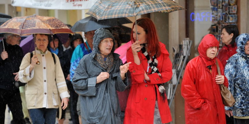 Zadar, 160513.
Pad tepmerature od 10 stupnjeva u odnosu na jucerasnji dan i kisa koja je padala uz jak juzni vjetar, natjerali su turiste da grad danas razgledavaju u kisnim kabanicama.
Na fotografiji: turisti.
Foto: Luka Gerlanc / CROPIX Zadar, 160513.
Pad tepmerature od 10 stupnjeva u odnosu na jucerasnji dan i kisa koja je padala uz jak juzni vjetar, natjerali su turiste da grad danas razgledavaju u kisnim kabanicama.
Na fotografiji: turisti.
Foto: Luka Gerlanc / CROPIX