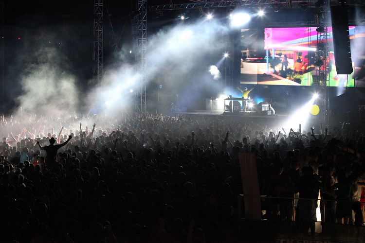 Zrce, 090711.
Na prvom hrvatskom Big Beach partyju na plazi Zrce nastupio je Fatboy Slim pred oko 10 tisuca posjetitelja. Fatboy Slim, DJ za siroke narodne mase. Svo vrijeme dvosatnog nastupa drzao je publiku u visokom ritmu tako da je ona svo vrijeme ple Zrce, 090711.
Na prvom hrvatskom Big Beach partyju na plazi Zrce nastupio je Fatboy Slim pred oko 10 tisuca posjetitelja. Fatboy Slim, DJ za siroke narodne mase. Svo vrijeme dvosatnog nastupa drzao je publiku u visokom ritmu tako da je ona svo vrijeme ple