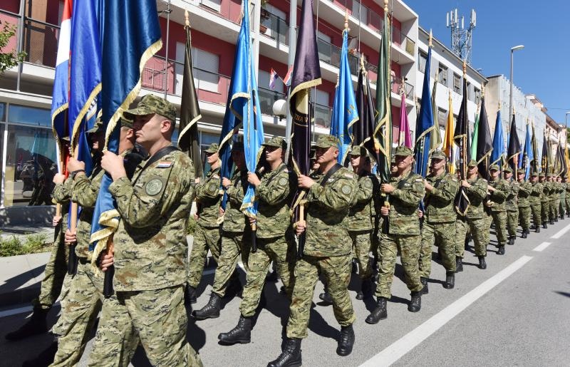 Knin: Generalna proba mimohoda uoči sutrašnje proslave 21. obljetnice VRA Oluja Knin: Generalna proba mimohoda uoči sutrašnje proslave 21. obljetnice VRA Oluja