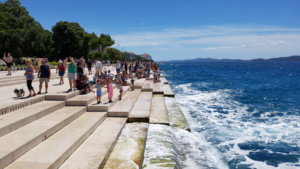 Guštanje u valovima i glazbi Morskih orgulja, a sliku je upotpunio jedrenjak Club Med 2. Foto: Mladen Malik Guštanje u valovima i glazbi Morskih orgulja, a sliku je upotpunio jedrenjak Club Med 2. Foto: Mladen Malik