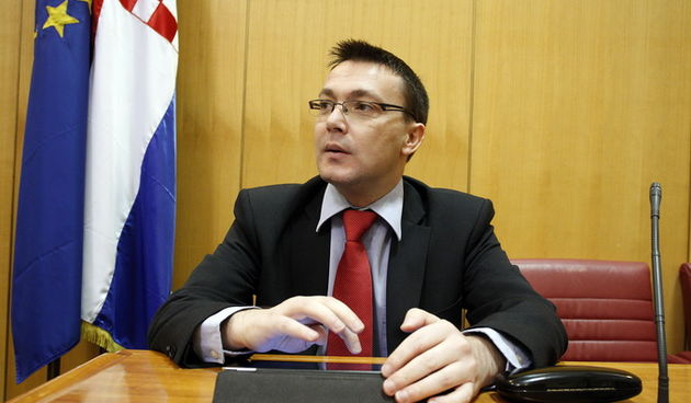 Zagreb, 121212.
Sabor.
Hrvatski sabor je u nastavku zasjedanja raspravljao o konacnom prijedlogu Zakona o registru biraca, koji bi trebao otkloniti probleme u popisu biraca i nesklad izmedju broja biraca i broja stanovnika.
Na fotografiji: Arsen Bauk.
Fot