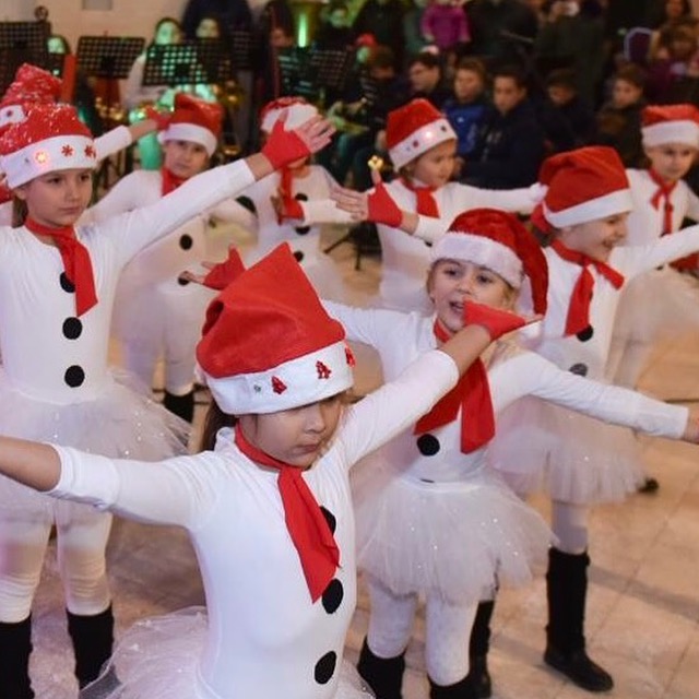 Novalja: Manifestacija “Naš otok pjeva pleše i svira”