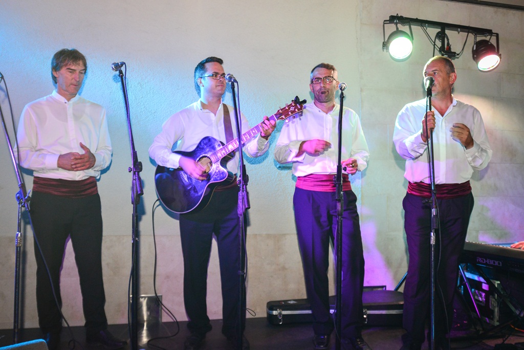 Klapa Contra oduševila u Teatro Baru i Zlatnom kutiću. Foto: Iva Perinčić Klapa Contra oduševila u Teatro Baru i Zlatnom kutiću. Foto: Iva Perinčić