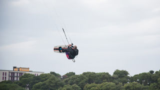 Južina nekima donosi glavobolju, surferima i kajterima je prava radost. Tako je bilo i jučer. Na biogradskoj plaži Dražica okupilo se dvadesetak ljubitelja vjetra, većina iz kiteboarding kluba Badevana-surf iz Zagreba. Iako su po meteorološkoj prognozi oč