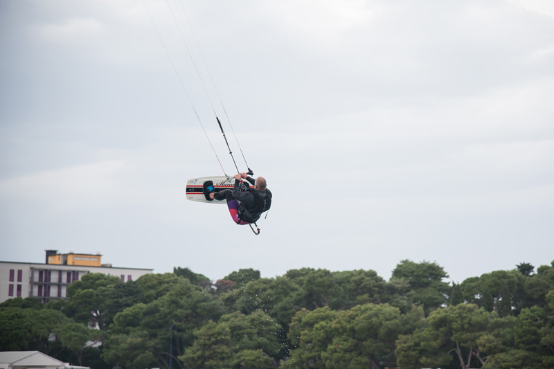 Južina nekima donosi glavobolju, surferima i kajterima je prava radost. Tako je bilo i jučer. Na biogradskoj plaži Dražica okupilo se dvadesetak ljubitelja vjetra, većina iz kiteboarding kluba Badevana-surf iz Zagreba. Iako su po meteorološkoj prognozi oč