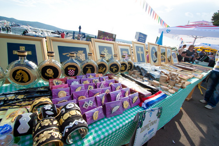 Biograd: 6. Dugi svehrvatski eno-eko-gastro-etno stol, Foto: Franjo Jurić Biograd: 6. Dugi svehrvatski eno-eko-gastro-etno stol, Foto: Franjo Jurić