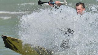 Jaka bura pružila je prigodu nekolicini kitesurfera da pokažu svoje umjeće na ninskoj plaži.  Photo: Dino Stanin/PIXSELL