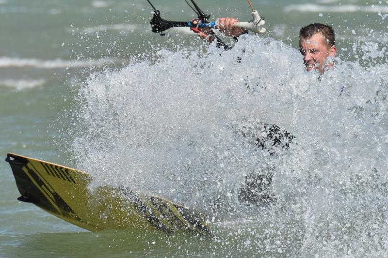 Jaka bura pružila je prigodu nekolicini kitesurfera da pokažu svoje umjeće na ninskoj plaži.  Photo: Dino Stanin/PIXSELL