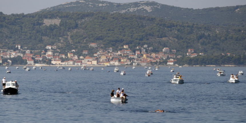 Zadar, 010809.
Jutros je odrzan 37. Plivacki maraton Preko – Zadar. Kao i svake godine maraton je privukao veliki broj natjecatelja.
Foto: Jure Miskovic / CROPIX Zadar, 010809.
Jutros je odrzan 37. Plivacki maraton Preko – Zadar. Kao i svake godine maraton je privukao veliki broj natjecatelja.
Foto: Jure Miskovic / CROPIX